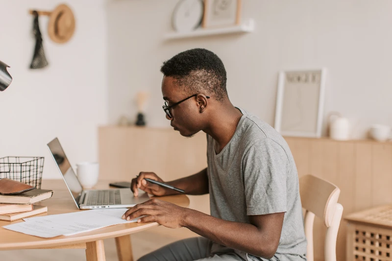 Étudiants et manuels scolaires au Maroc